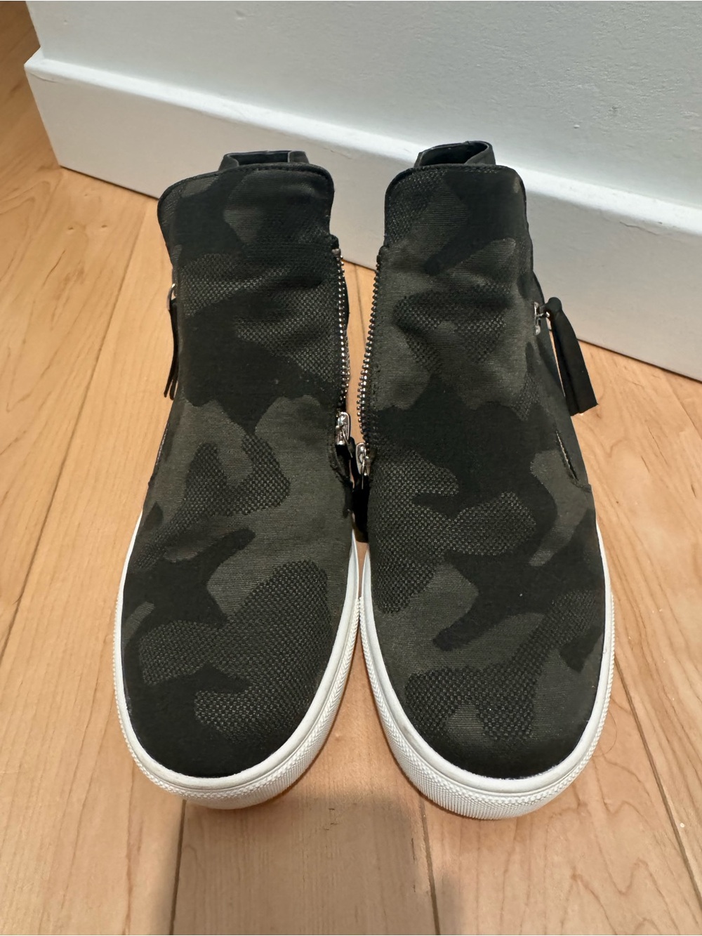 Steve Madden Caliber Green Camouflage Wedge Shoes - Picture 2 of 4